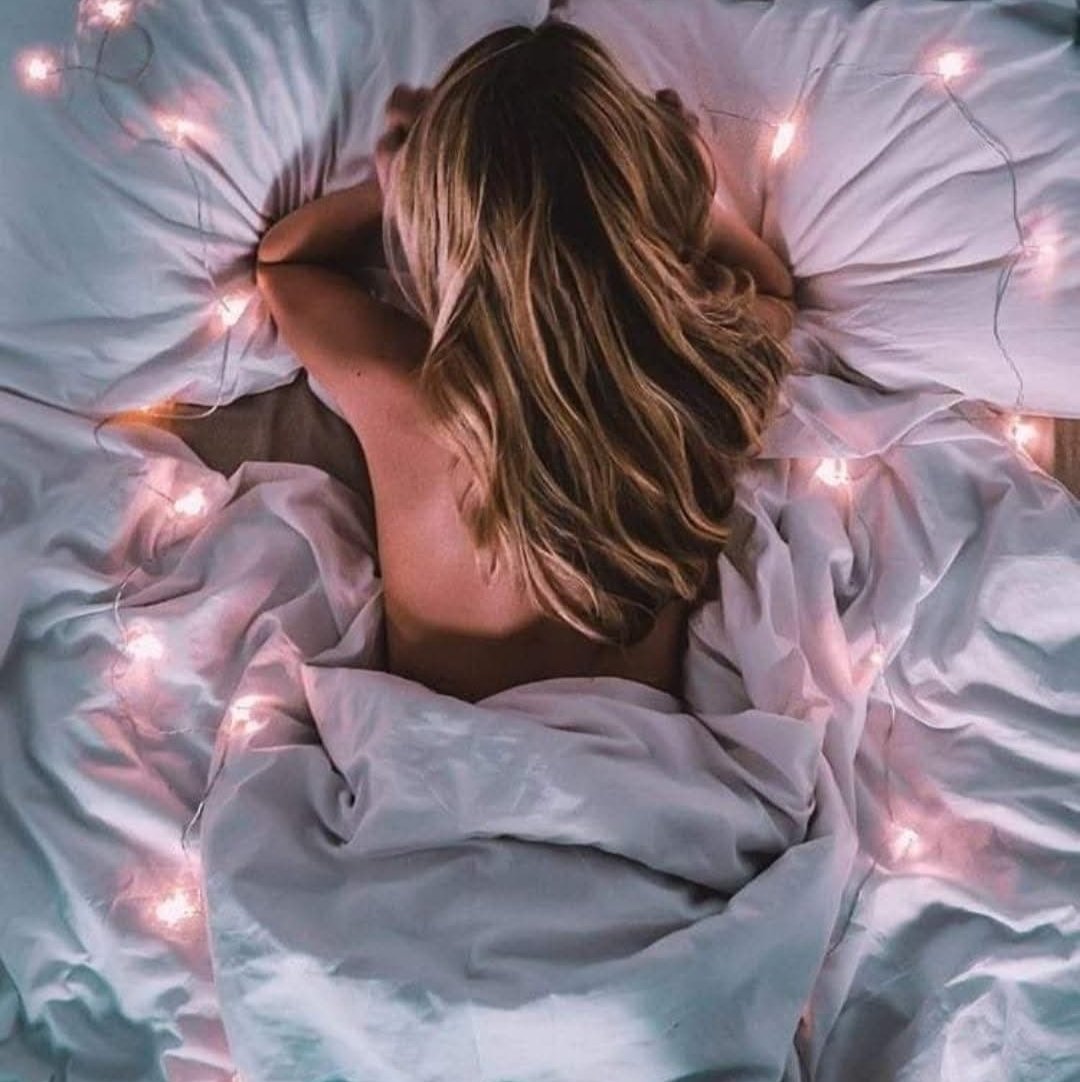 LCalladas's tweet photo. Hay amores que sin pedir permiso
se instalan en tu vida
Desatan mil tormentas
pero también saben de calma

Hay amores que rayan en lo
perfecto
Que no necesitas tenerlos en tu
cama porque desde la distancia
están presentes como parte de tu
alma

Hay amores así,
como el nuestro

PC https://t.co/FduJaHxxWJ