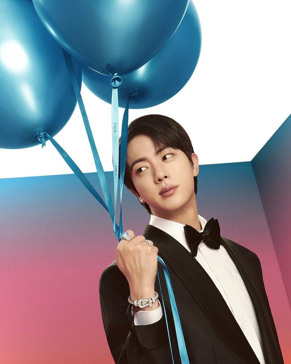 SeokjinMexico's tweet photo. 📷  voguekorea Instagram

BTS Jin, embajador global de la firma francesa de alta joyería FRED, te invita a visitar el País de las Maravillas de FRED esta temporada navideña. Celebra unas vacaciones mágicas llenas de luz y color deslumbrantes junto con las colecciones icónicas de FRED.

Desde la atrevida y aventurera colección Force 10 hasta la colección Chance Infinie, que simboliza el éxito y la suerte infinitos, y la elegante y estilosa colección Pretty Woman con cautivadores diseños de corazones, prepárate para unas vacaciones llenas de alegría y brillo con FRED. 

FRED GLOBAL AMBASSADOR JIN
#JinxFredJewelry #FREDJewelry 
#SunnyFREDland #Jin @FREDjewelry