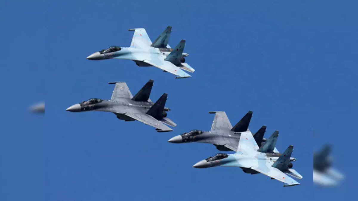 GlobalWhispers_'s tweet photo. 🚨 News: Russian &amp; Syrian Air Strikes Intensify.🇷🇺🇸🇾

Over 420 airstrikes launched on  rebel positions in Idlib, Aleppo, and Hama since November 27.

#Syria #Airstrikes #Idlib #Aleppo #Hama #Russia #SyrianMilitary https://t.co/bniFLXQgH7