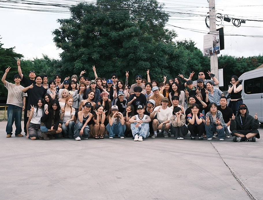 hicloudysummer's tweet photo. I saw some chungha fans mad because they thought jay made chungha came to Thailand only for few minutes performance on stage and guess what? It was a whole company trip😄 jay park brought 70 people including artists, trainees, staffs to Thailand & he used his show money #CEOFLEX https://t.co/LccVvqQ8tj
