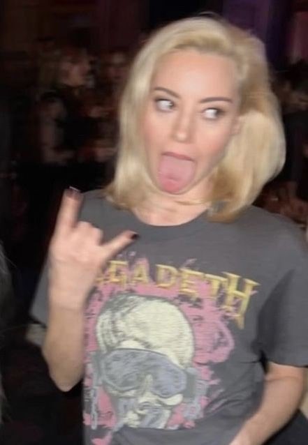 seliiinakyle's tweet photo. save me low quality blonde aubrey plaza pics save meee https://t.co/xJghUoBcxK