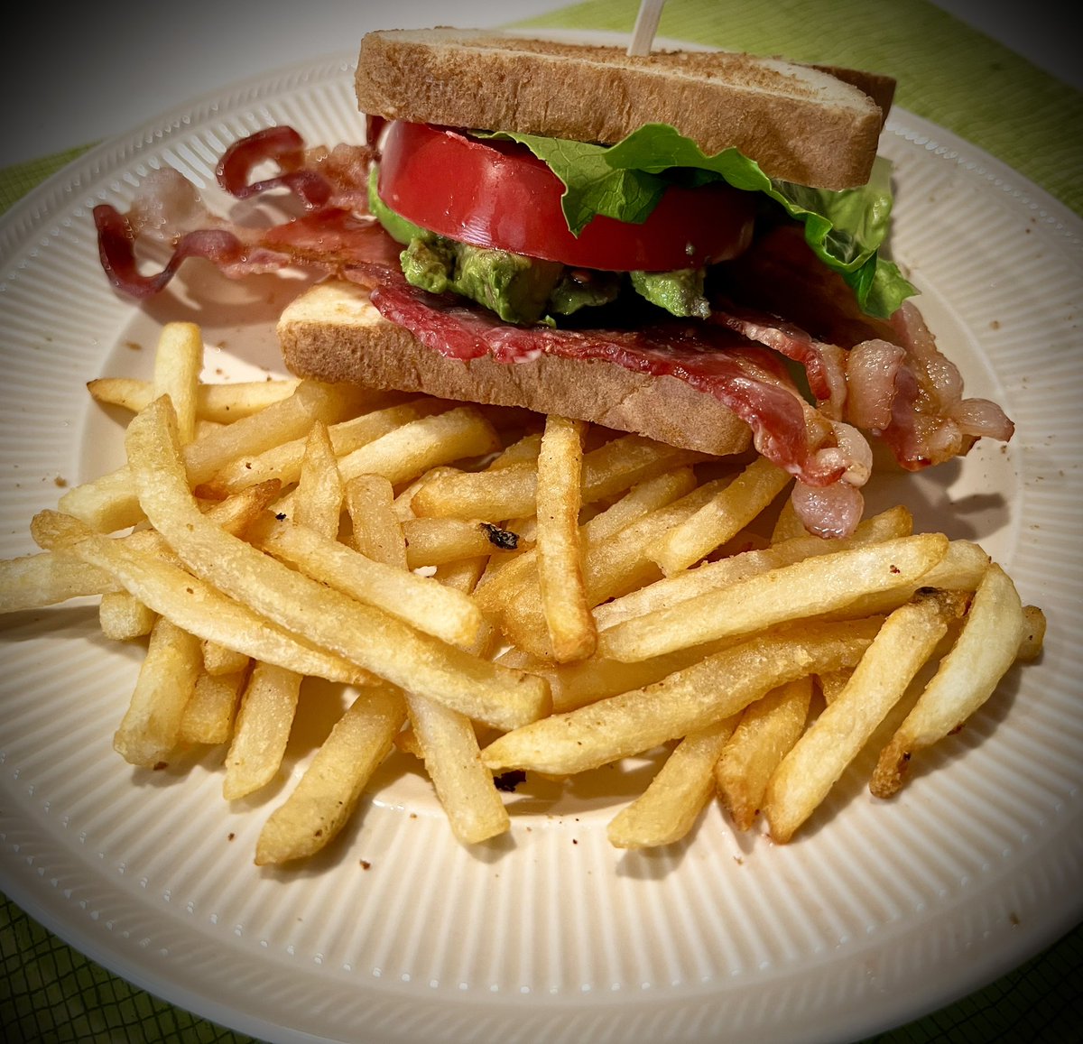 mlzema's tweet photo. #TwitterSupperClub
Bacon, Lettuce, Tomato & Avocado Sandwich on Toasted White Bread w/Mayo
Fast Food French Fries w/Ketchup
#BLTA https://t.co/1ct2v2FJSa