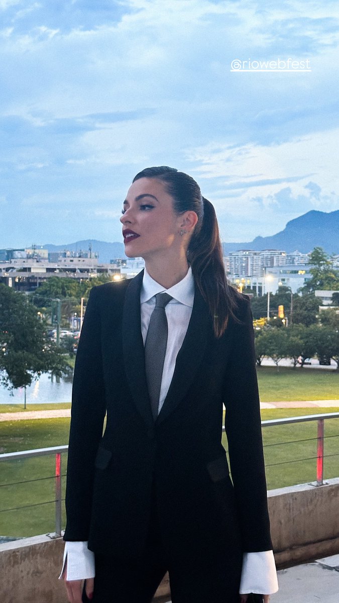 como pode essa mulher existir?