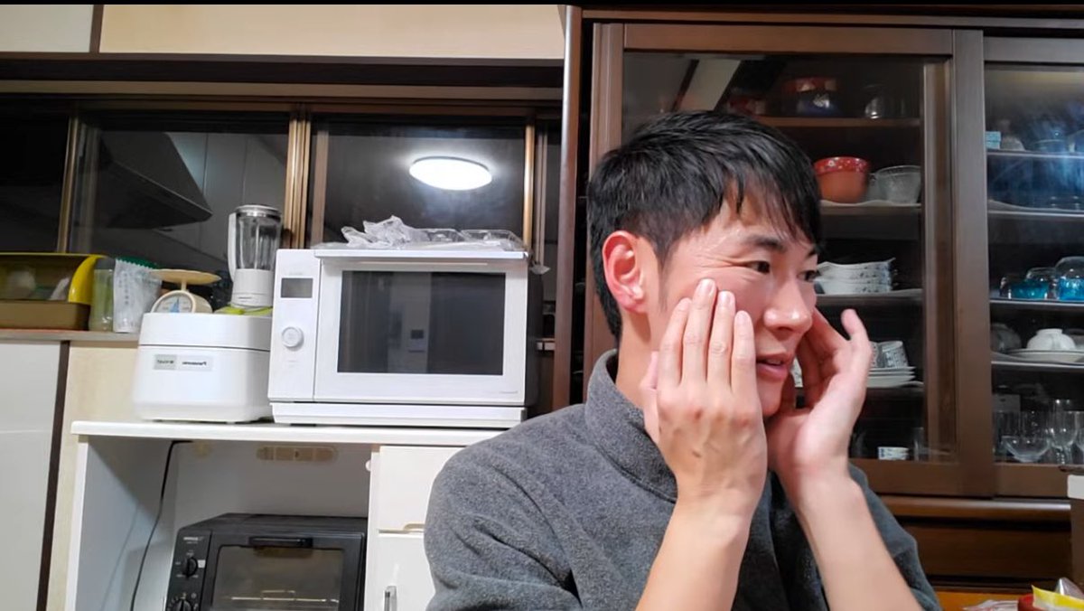 starlight2050's tweet photo. 私にはもう実家はありません🥲
父は他界し、母は施設にいます。

石丸さんの実家でお父さんとお母さんと
穏やかに話している姿を拝見して、
やっぱり実家って素敵だなぁと思��ました🥹

ありのままをさらけ出せる場所✨
ご両親に甘えられる場所✨

親から見たら何歳になっても
可愛い息子✨

石丸さん、この穏やかなひとときも
動画で想い出に残して…
素敵です🥹

にしても小指立ってる！🤣
お肌綺麗だもんね💜

#石丸伸二