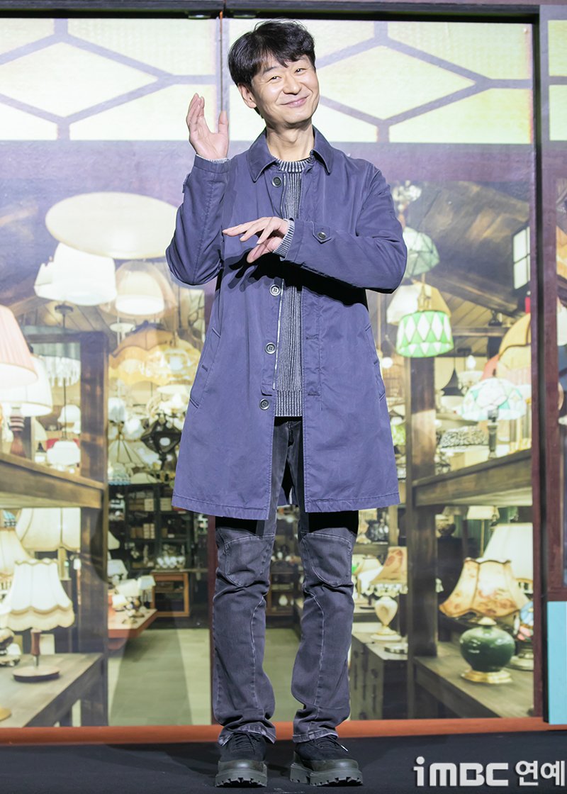 imbcenews's tweet image. [포토] 박혁권, 편안한 손인사 
#박혁권 #ParkHyukKwon 
#조명가게 #LightShop 
#디즈니플러스 #DisneyPlusKR
#제작발표회_241203 [iMBC연예]

배우 박혁권이 3일 오전 서울 강남구 삼성동 코엑스 컨벤션센터에서 디즈니+ 시리즈 ‘조명가게’ 제작발표회에 참석해 포토타임을 갖고 있다.

⬇️고화질