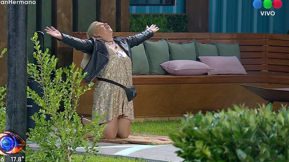 Sabes que vas a jugar contra Racing cuando antes de que empiece el partido medio plantel está así