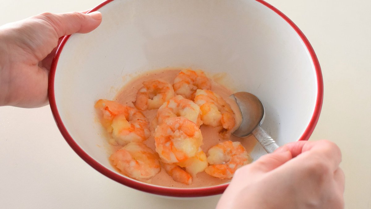 kewpie_official's tweet photo. ぷりぷりっ🍤
マヨネーズで簡単💡えびマヨレシピ

【作り方】
えびを酒とマヨネーズでもみこみ、片栗粉を加えて混ぜ合わせる。多めの油で揚げ焼きにし、マヨネーズと牛乳、砂糖、トマトケチャップを混ぜ合わせたソースで和える。 https://t.co/fwqLpsFtxw