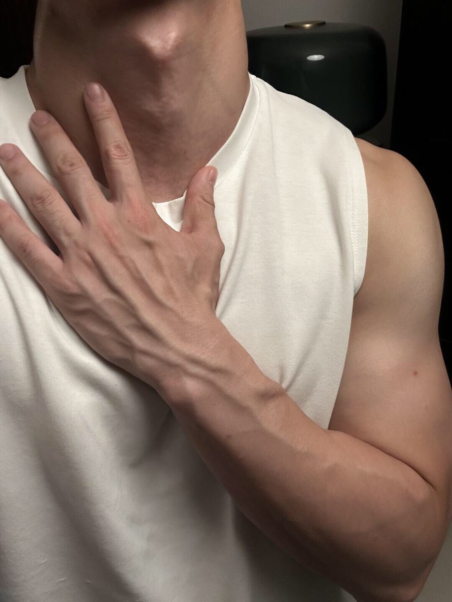 私信功能系统屏蔽了，看到评论里说没认证的不能私信，我去看了下现在任何人都可以私信了！有点社恐别吓着我！早安！