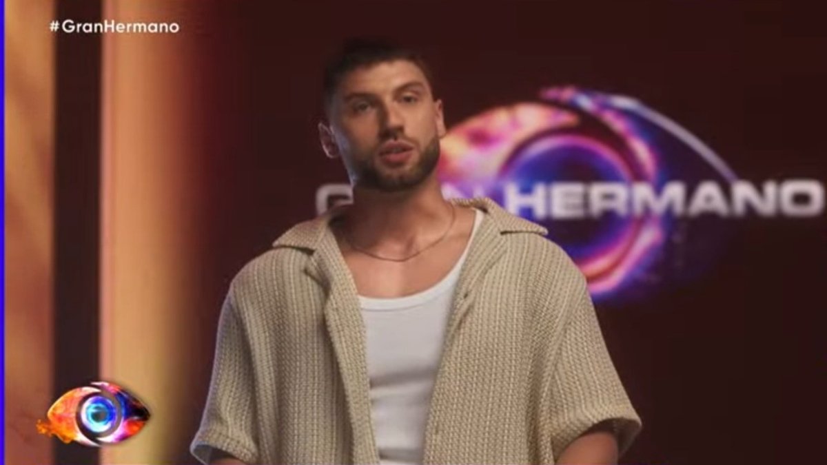 gh2022ok's tweet photo. Es la misma camisa??? https://t.co/ecY4YFY3GL