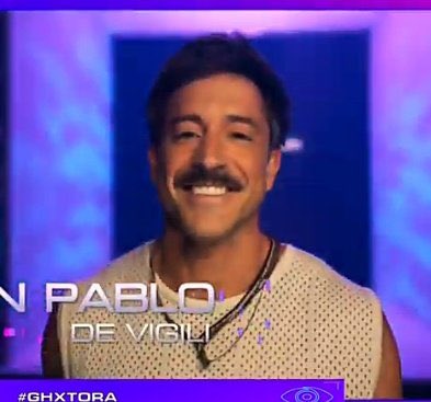 HOLDER PERDIENDO SUS RASGOS ADOLESCENTES