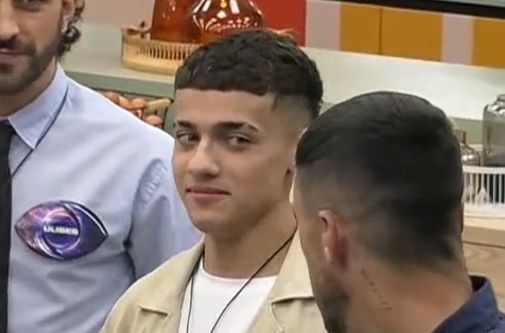ElLauchaOkey's tweet photo. LA CARA DE ASCO que le pusieron a Luciana. TRANSFOBIA entró al grupo. #GranHermano https://t.co/dfyWkQ57M6