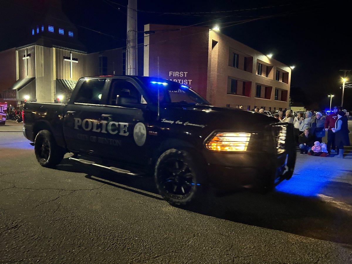 Nothing says Merry Christmas and ushers in the season like the Saline County Christmas Parade! 

We hope everyone had a great time!

#BNPD #Community #BentonProud #SalineCountyStrong #MerryChristmas