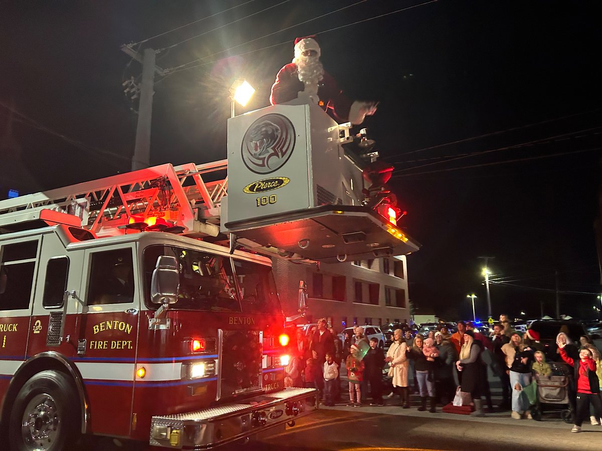 BentonPoliceAR's tweet photo. Nothing says Merry Christmas and ushers in the season like the Saline County Christmas Parade! 

We hope everyone had a great time!

#BNPD #Community #BentonProud #SalineCountyStrong #MerryChristmas https://t.co/nFgI6xNuEb