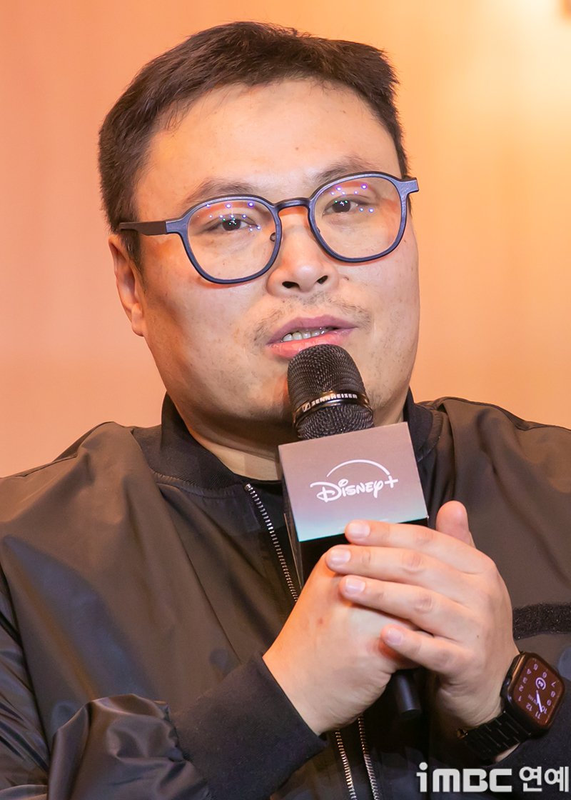 imbcenews's tweet image. '조명가게' 강풀 "웹툰에서 풀지 못한 이야기 드라마에서 풀 것"
#강풀 #Kangfull #조명가게 #LightShop 
#디즈니플러스 #DisneyPlusKR #iMBC연예 

강풀 작가는 "만화를 그릴 때는 제가 직접 그리는 거라서 마감이라는 물리적인 시간이 있었고, 그 시간 때문에 어느 정도 포기하는 게 있었다"라고