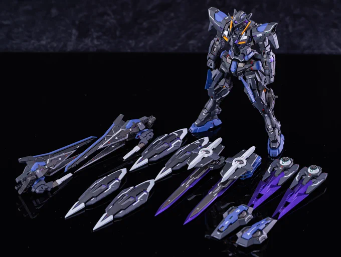 武器系2 バインダーを繋げる関節部分は露出するのが嫌だったので、OOKd系の手持ち武器をまとめて剣ラックのような感じに改造 3mm共通ジョイントで割と自由に組み合わせ、可動できるよう調整しました。