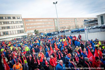 Globupdate's tweet image. #Volkswagen AG, a global leader with brands like Audi, Porsche, &amp;amp; Lamborghini, facing worker protests

On Dec 2, workers struck for 2 hours at 9 plants, incl. #Wolfsburg over 10% pay cuts &amp;amp; potential factory closures

Company faces cost cuts amid downturn
#GermanyProtest #adp2024