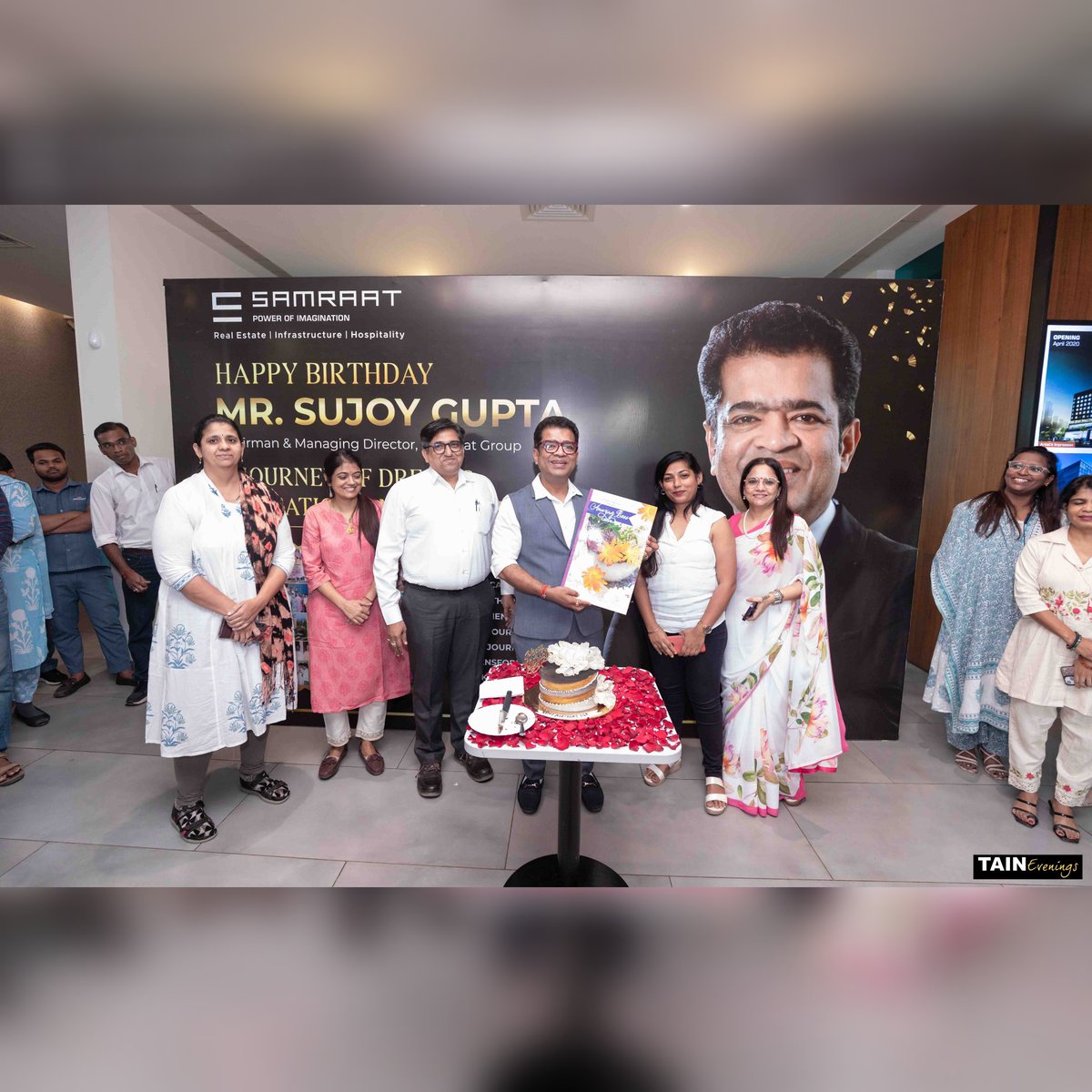 samraat_group's tweet photo. 🎉 Celebrated our CMD Sujoy Sir's birthday with joy and purpose! Along with festivities, our team donated blood to make a difference. ❤️ #Leadership #GivingBack https://t.co/IJMlWllJNA
