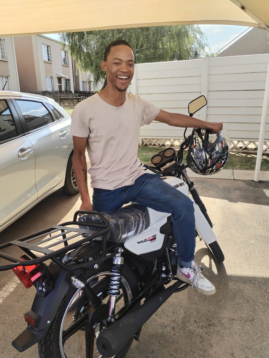 Callmethaboo2nd's tweet photo. Morning guys. Please help us find this guy. He is missing. He drives this KIA reg no CM 29 RD GP.If anyone knows him and his whereabouts pls holla. Thanks https://t.co/9U7mbH3r2R