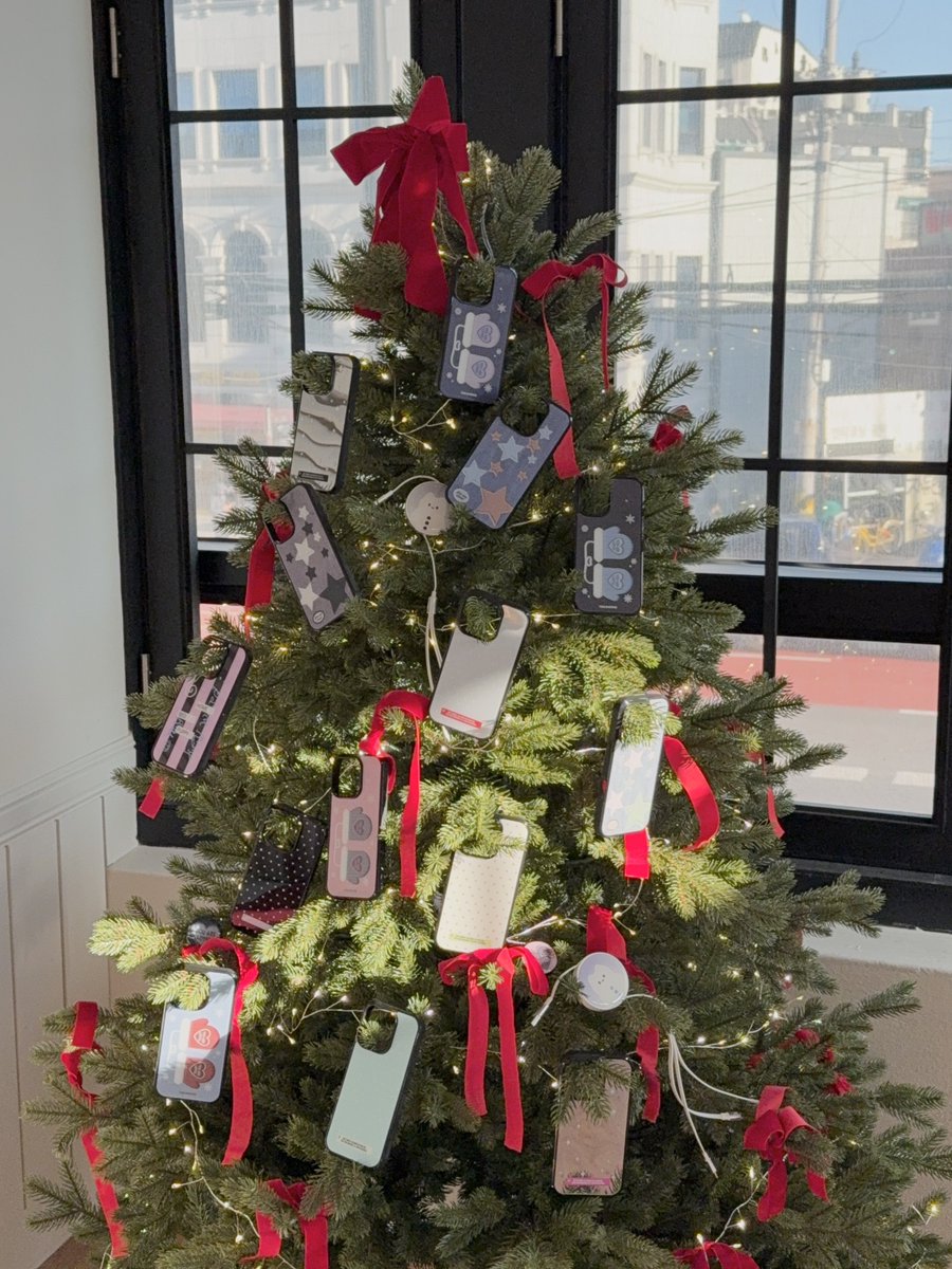 youremotions_'s tweet photo. newwww case 🎄 https://t.co/MpfQXYOmhW