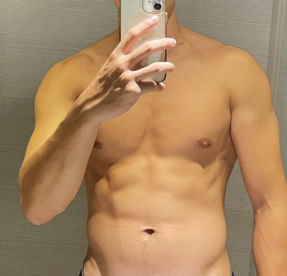 直男健身教练下海，有意的金主富婆私信。#直男 #健身教练 #下海