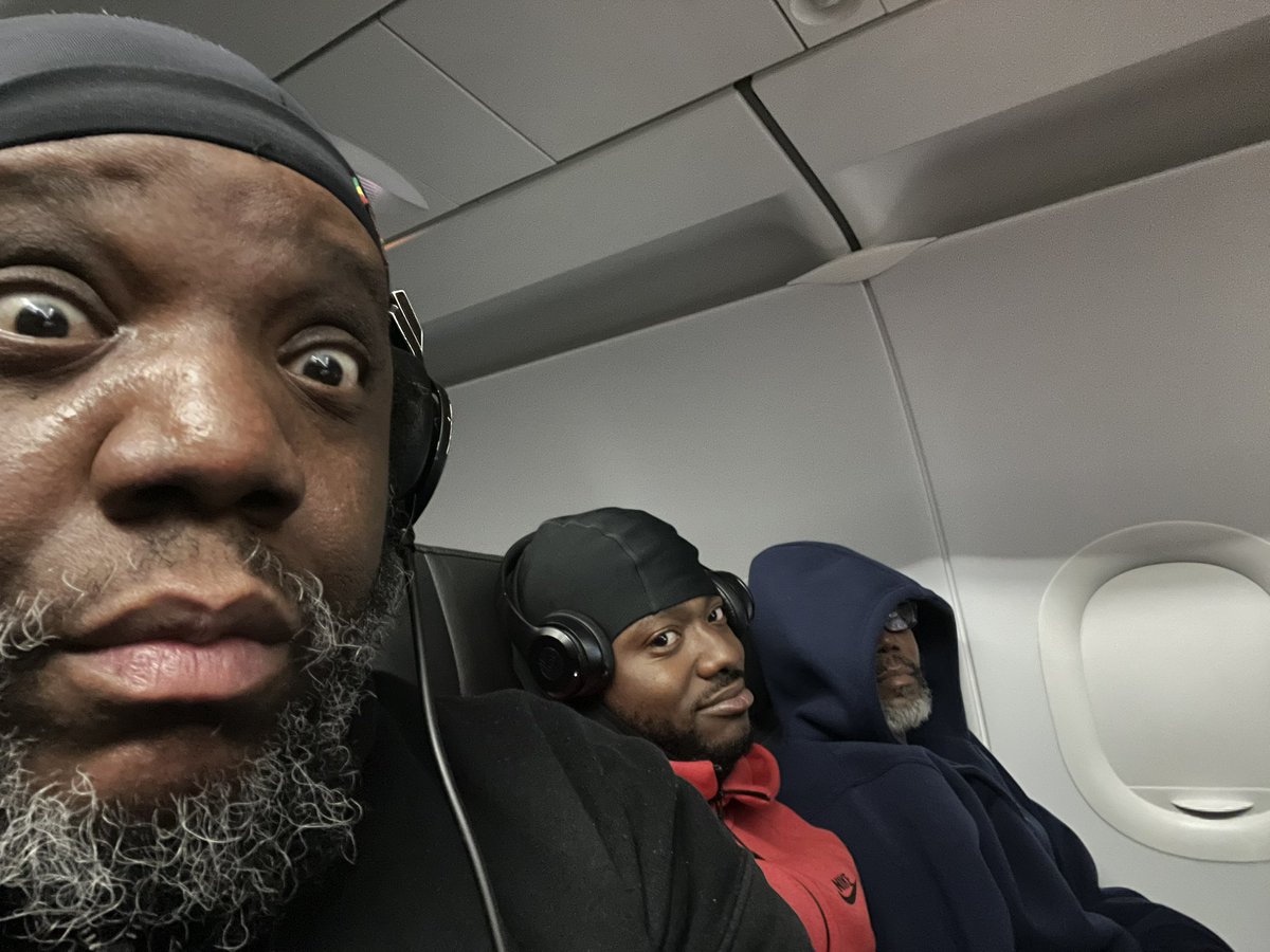 DJEVILDEE's tweet photo. WE MADE IT ON OUR FLIGHT. WE ARE ON OUR WAY BACK TO NYC.
SHOUTOUT TO THE FLIGHT CREW OF @jetblue FLIGHT 98.
@DJEVILDEE
#djrell
@Beatminerz https://t.co/52mGCGHbnk