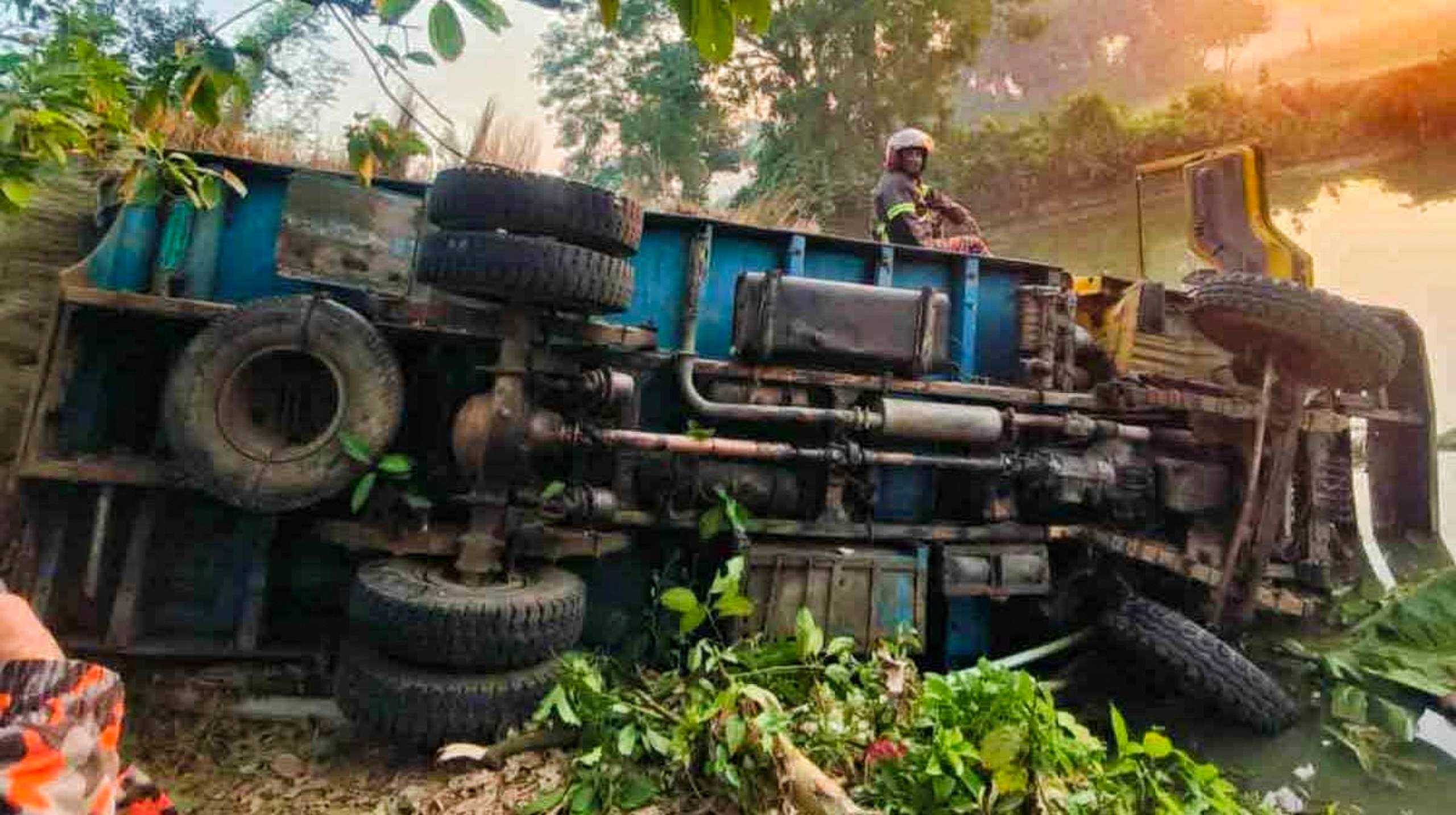 নওগাঁয় সাতসকালে সড়কে ঝরল তিন প্রাণ