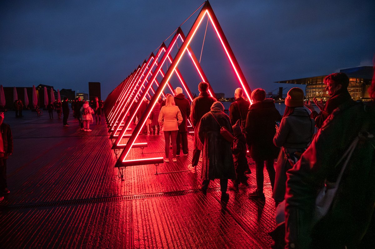 luxhelsinki's tweet photo. #LuxHelsinki valaisee Helsingin keskustan loppiaisen jälkeen🔦 Koko perheen valotaidefestivaali koostuu yli 20:stä ainutlaatuisesta teoksesta, joita voi kokea vapaavalintaisessa järjestyksessä ke–su 8.–12.1.2025 klo 17–22. Tutustu Lux Helsingin teoksiin: https://t.co/ctdofIb63X https://t.co/KYVjgyKJH8