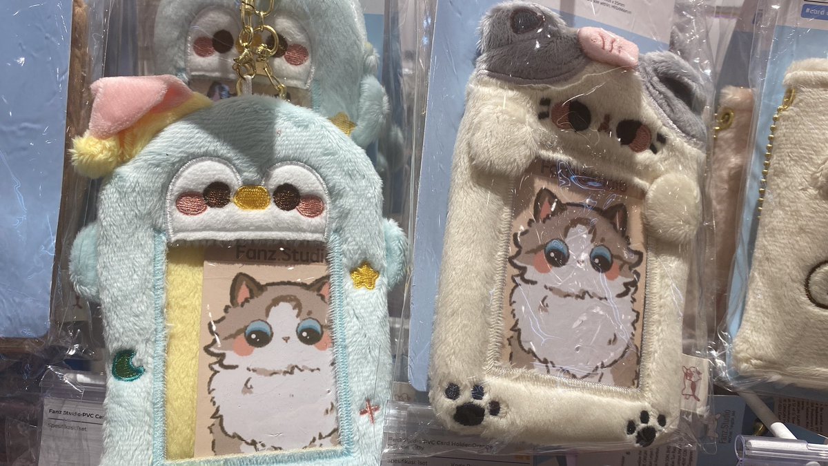 moonsaangmin's tweet photo. Saran dong, buat kado temen mending card holder (kiri) atau collect book (kanan)? https://t.co/HTYTrpjMtJ
