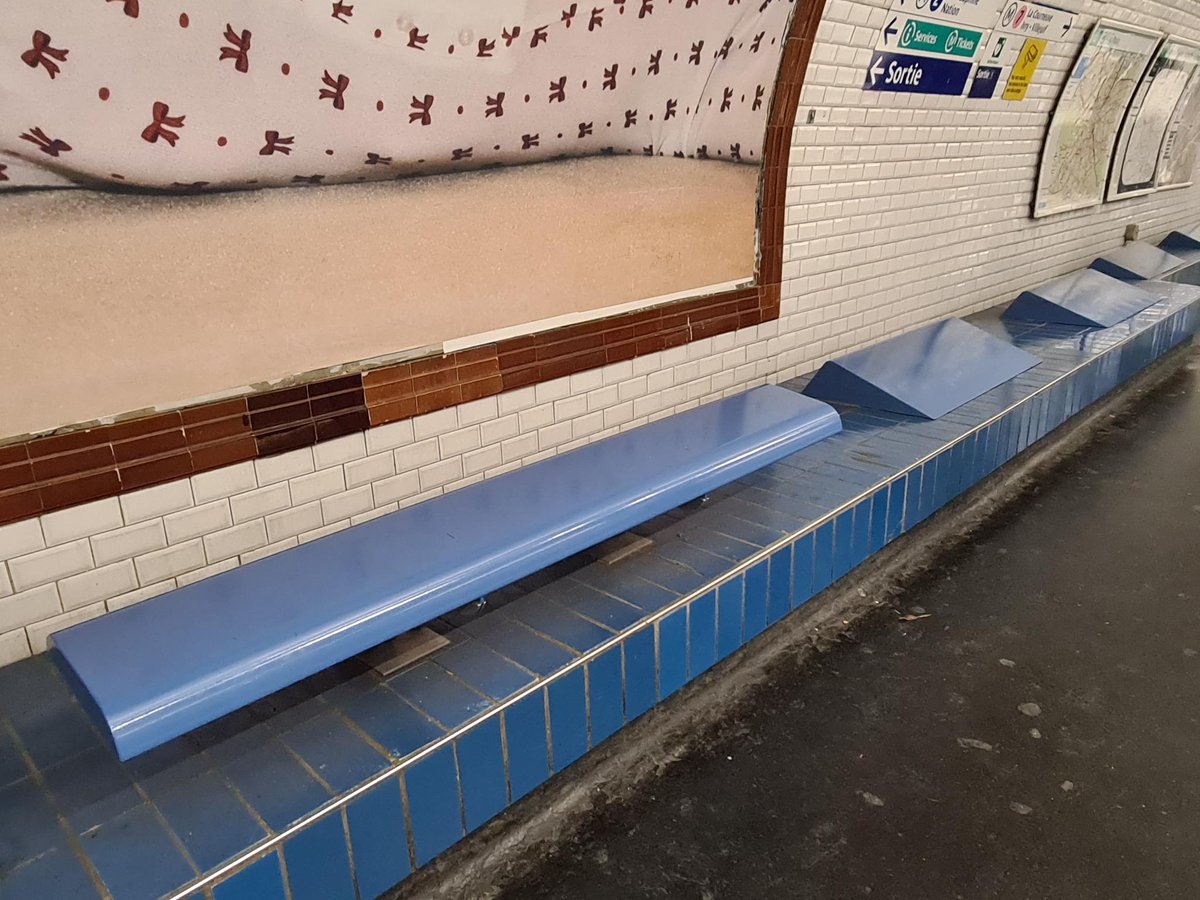 📢 Le métro Stalingrad propose un petit florilège de dispositifs anti-SDF #PICSDOR2024 

🗣 Dites <a href="/RATPgroup/">RATP Group</a> vous êtes sûrs d'avoir mis assez de mobilier anti-SDF dans la station ? Il resterait presque de la place pour s'installer entre les grilles, bancs inclinés ou surélevés...