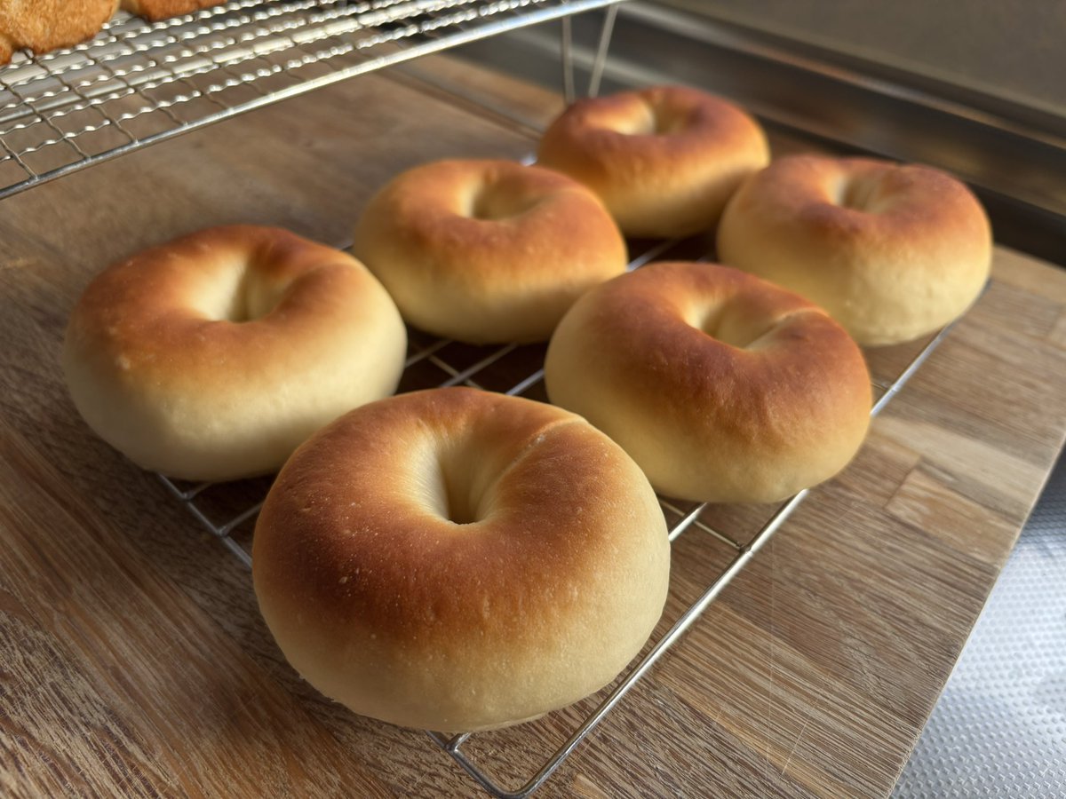 โชกุปัง🍞กับเบเกิ้ล🥯
ไม่ได้อบขนมปังนานมากๆ วันนี้มีเวลาอบเลยจัดไปสองอย่างเลย แดดตอนบ่าย 3 ของญี่ปุ่นโกงมากจริงๆค่ะ ไม่ได้ใช้ฟีลเตอร์ใดๆเลย สีเข้ากับขนมปังมาก

#mookziixkitchen