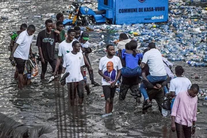 GByaruhanga01's tweet photo. @wembi_steve #Utembi est un homme courageux, il a rappelé au dirigeant défaillant et à ses acolytes de s'occuper et de servir le peuple, c'est pour cela qu'ils sont dans les grands bureaux. #Tshisekedi devrait arrêter de piller les ressources nationales et se mettre au travail. https://t.co/1JUaOByK7A