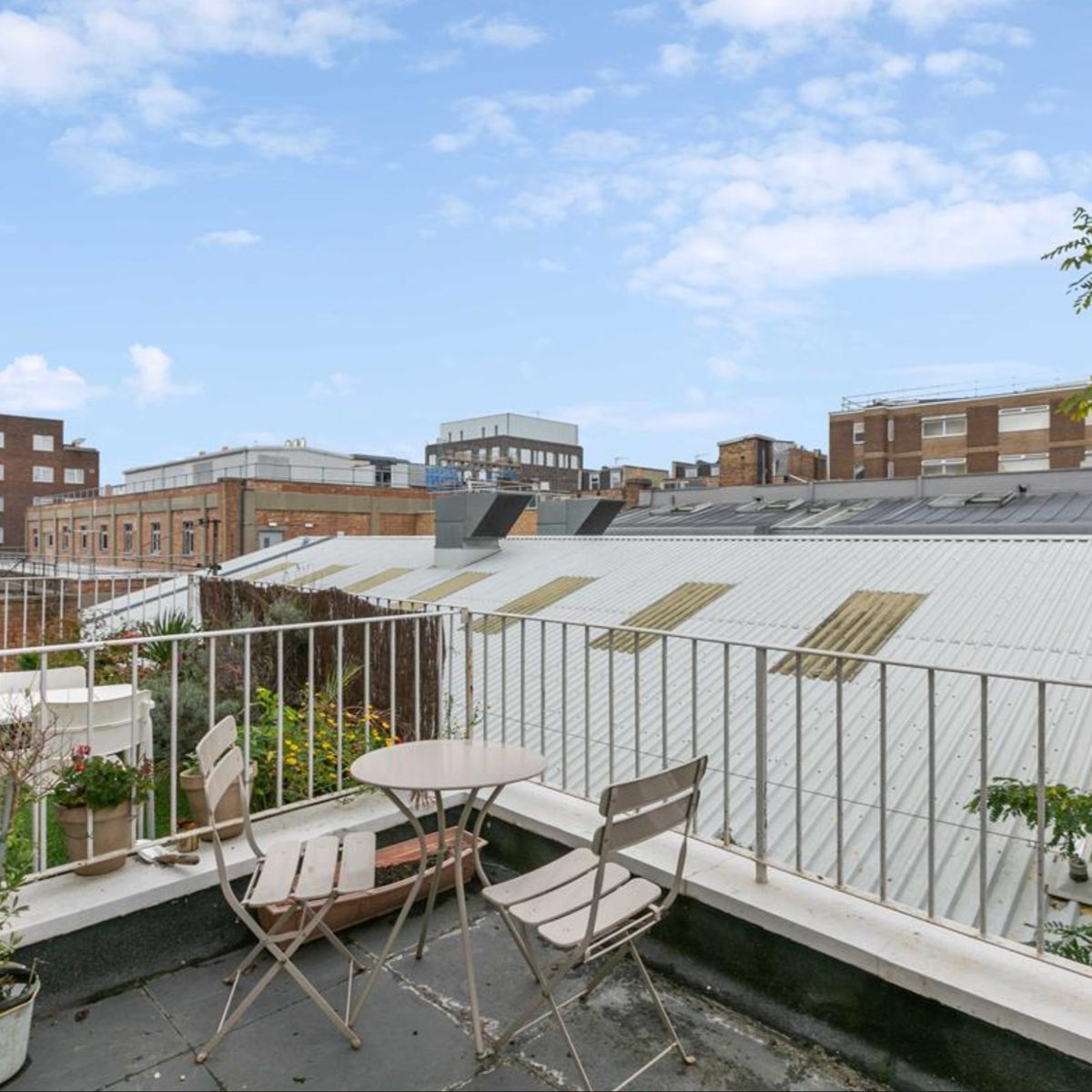 LawsonRutter's tweet photo. Oops, didn't get chance to post this one before it went swiftly under offer - the amazing Pukar from our Hammersmith team was just too quick! Such a popular location down in SW6 so no surprise really!
📍Ongar Rd, Fulham, SW6
💷 £575,000 leasehold https://t.co/F0EisIO1Wi