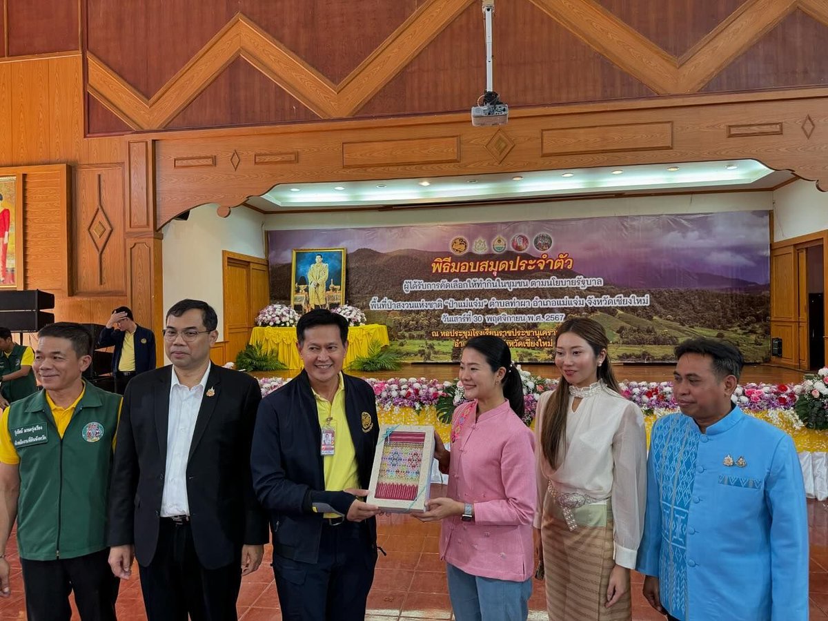 SrisophaK's tweet photo. 🎉 วันนี้ 30 พ.ย. 2567 นางสาวธีรรัตน์ สำเร็จวาณิชย์ รมช.มหาดไทย พร้อมรองอธิบดีกรมที่ดิน และรองผู้ว่าราชการจังหวัดเชียงใหม่ ได้มอบสมุดประจำตัวผู้ได้รับสิทธิทำกินในป่าสงวนแห่งชาติ "ป่าแม่แจ่ม" ที่โรงเรียนราชประชานุเคราะห์ 31 อ.แม่แจ่ม เชียงใหม่ 🎉 
#พรรคเพื่อไทย 
#ออมศรีโสภา https://t.co/p27WM9SKb0