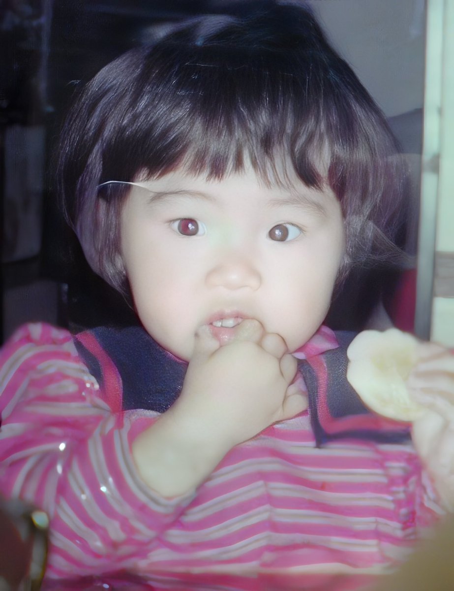 takatakata66666's tweet photo. この写真の子は
53年前に産まれました。

この子は産まれてすぐ
「この子にいい施設があります」
と産婦人科から
「乳児院　養護施設の案内」を渡され
こんな障害がある子は
育てるのが困難で苦労するから
と伝えられました。

その後、すぐに大学病院で手術をする
ことになり、生後数日で転院しました。

手術の担当はアメリカでたくさん
学んできた若い整形外科医でした。
その担当医は乳児院の案内を渡された
若い夫婦にこう手紙に書いて渡しました。

「養護施設の案内は捨てなさい。

いつか必ず日本にも
障害児が産まれてきても安心して
育てられる日が来るはずです。

日本は半世紀遅れている。

この子を甘やかさず、
けれど深く愛してください。
ただでさえ世間はこの子を
可哀想な子だと見るでしょう。
せめて親だけは

あなたは可哀想な子ではない。
あはたはかわいい子だと
伝え続けて、隠さず隠れず
堂々と育ててあげてください。」

今、日本は障害児で産まれても
すぐ乳児院のパンフレットを
差し出すような事はなくなりました。
その代わり、産まれる前に
検査をしたり、いろいろな選択が
できるようになりました。

複雑な世の中がゆえに
生きているうちに様々な可能性から
様々な障害を持つようにもなりました。

当事者よりも
当事者以外の方々の意識に
働きかけてもらえる
そんな週間でありますように。

当事者は
自分たちの命の尊厳を
誇れるような
そんな週間でありますように。

この写真の子は、このあと幸せと
苦労が交互に押し寄せながら
様々な経験をしながら

幸せなエナガになりました。

#障害者週間