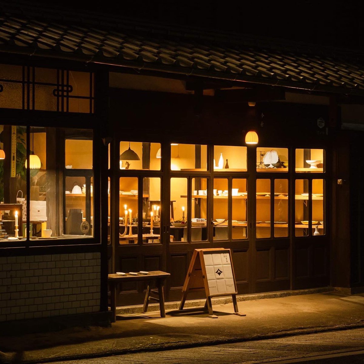imamura_jicon's tweet photo. 12月イベントのお知らせ

本年最後のイベント「キャンドルナイト」
今年も うちのふうど からシュトーレンなど美味しいものが届きます。

キャンドルを灯し夜営業をするゆったりイベントです。ぜひ遊びにいらしてください🕯

今村製陶町屋 キャンドルナイト
12月20日、21日
営業時間　14:00〜20:00 https://t.co/fgFCseCn6V