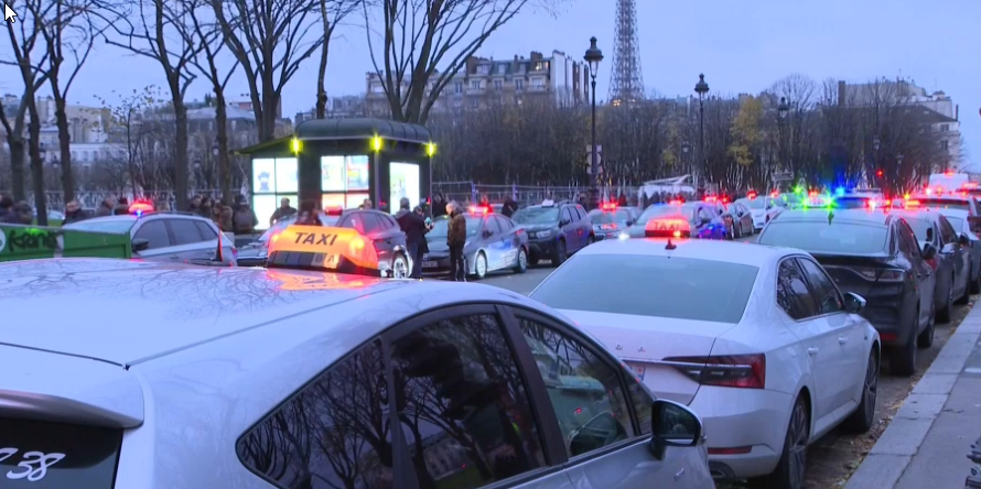 France3Paris's tweet photo. Manifestation des taxis à Paris, on vous explique les raisons de la mobilisation
https://t.co/SMXjh4DA1r
@TaxiParisien11 
#Taxis https://t.co/f9gHJBM8I4