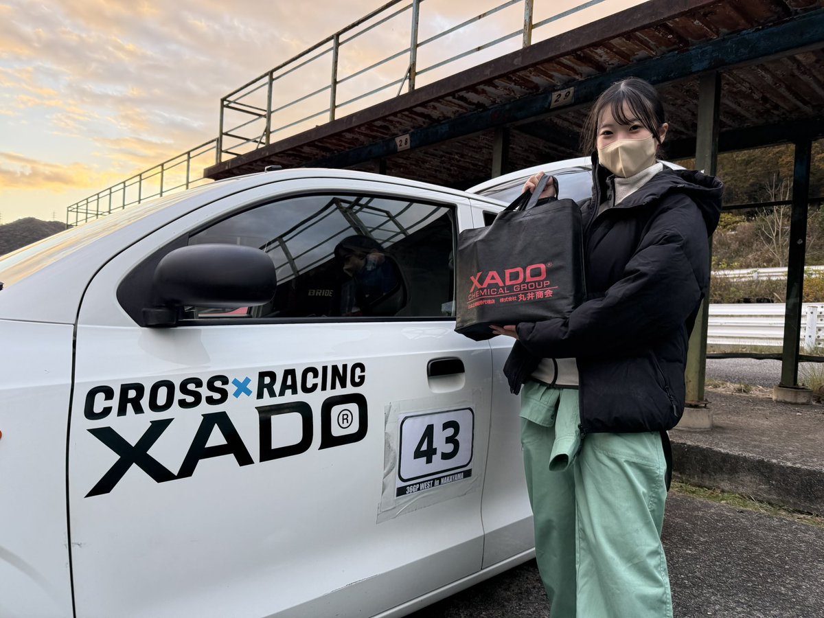 CROSS0301's tweet photo. NAレース終わりに片付けしてたら、
丸井商会さんから「良いレースでした」とエンジンオイル、ミッションオイルを一台分頂きました😭
太っ腹でビックリしましたが、大変嬉しかったです🙇🏻
ありがとうございました‼️
(ゆあちゃんが持っていますがもちろんCROSSが使います)
#XADO
#丸井商会
#36GP_WEST https://t.co/shQ2CLdLPY