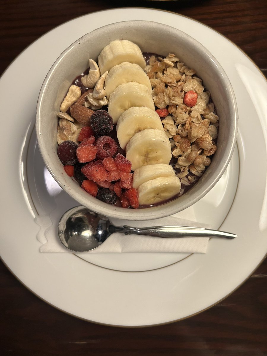 cookie_choco7's tweet photo. Last Saturday,I went to cafe to eat Acaibowl with colleague at cram school. There were problems until we got to the store. The first store which we went is closed. The second store has just taken last order. The third store is opened. We were happy to eat Acai bowl. https://t.co/qV1UGyfLOp