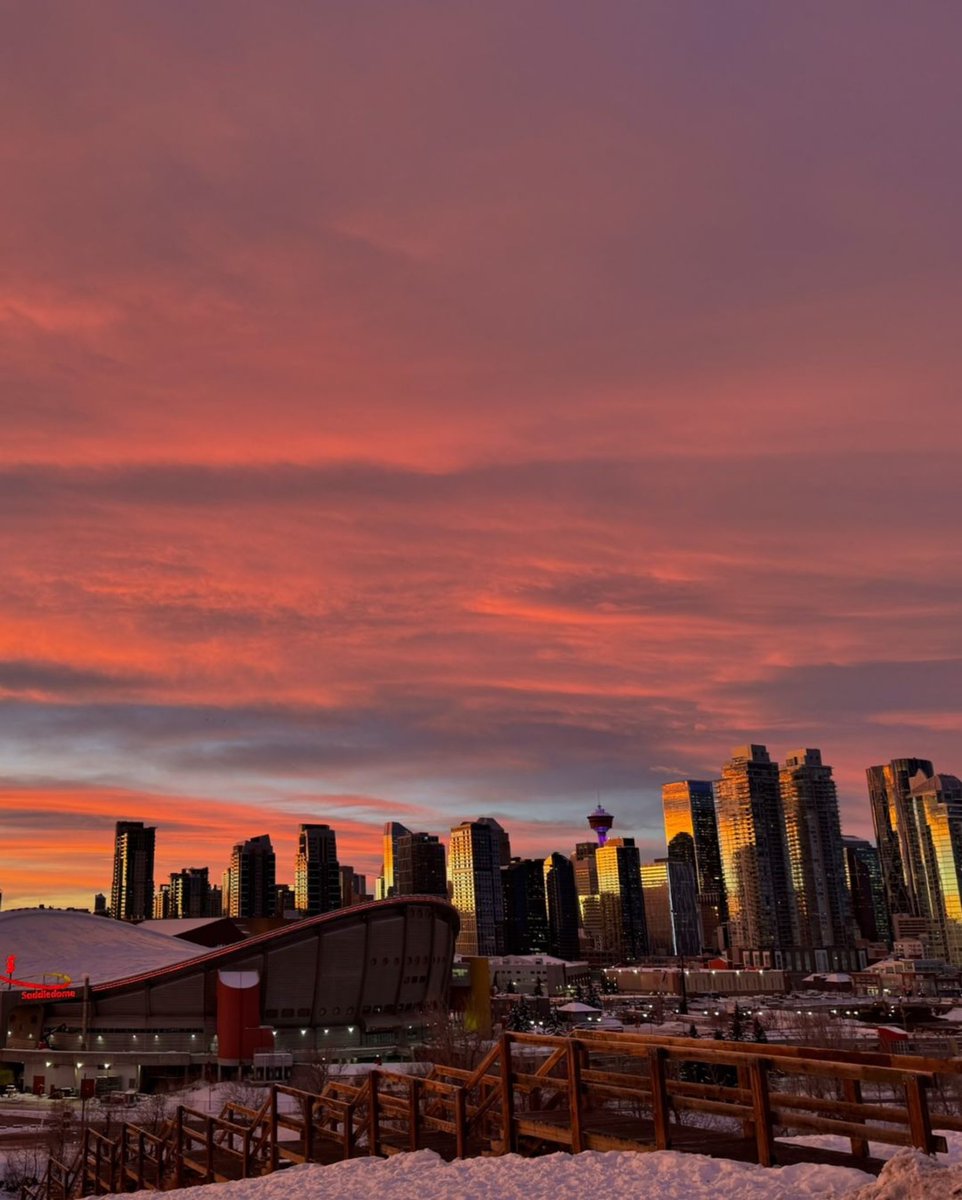 cgyisbeautiful's tweet photo. Absolutely unreal sunset over Calgary tonight. Zero edits- only raw, pure beauty! 🌇

🎥: @solar.powered.explorer

Tag #calgaryisbeautiful https://t.co/cB1lptDkUF