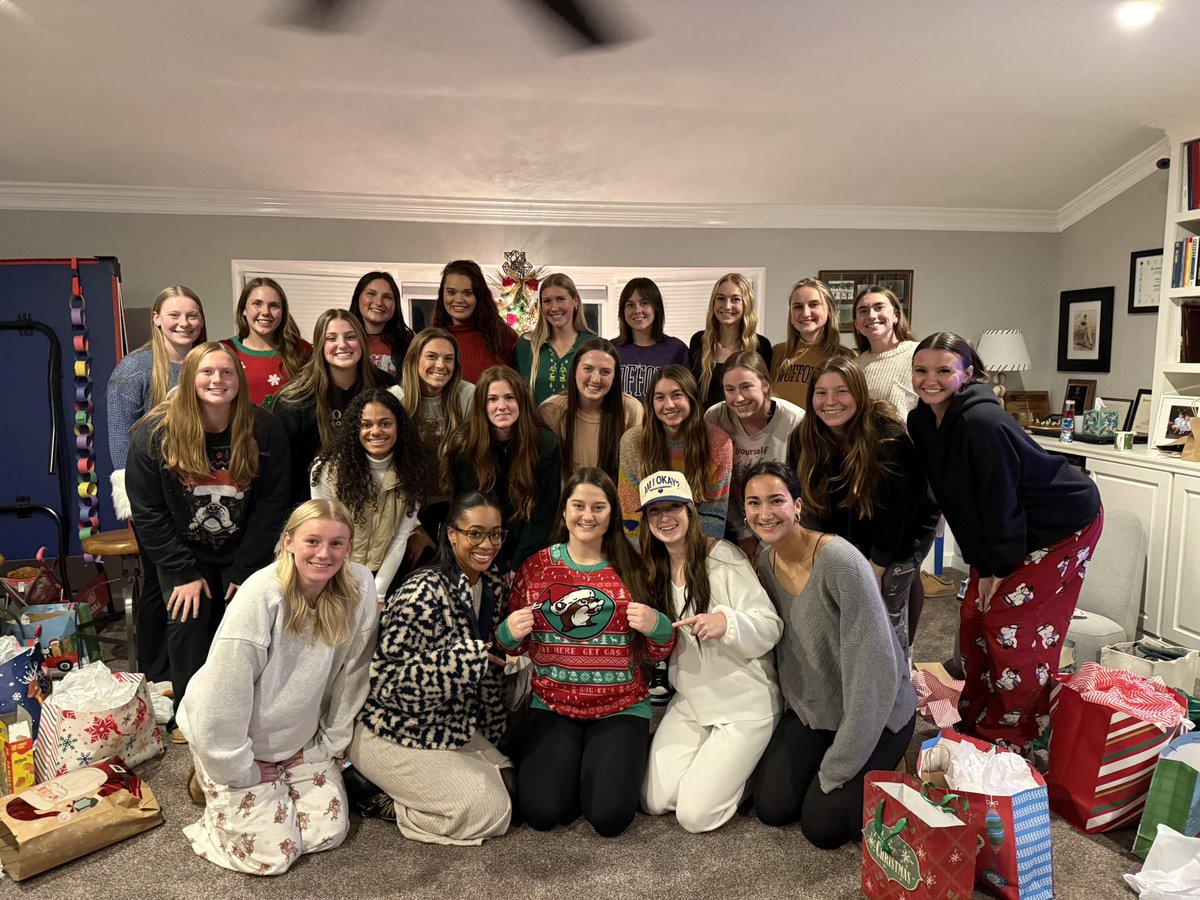 WoffordSoftball's tweet photo. Had such a great time at our early Christmas party this year! Safe to say we’re cookie decorating pros now too! Hope everyone has an amazing holiday season! ☃️🎁✨ https://t.co/q7PdtYTWcT