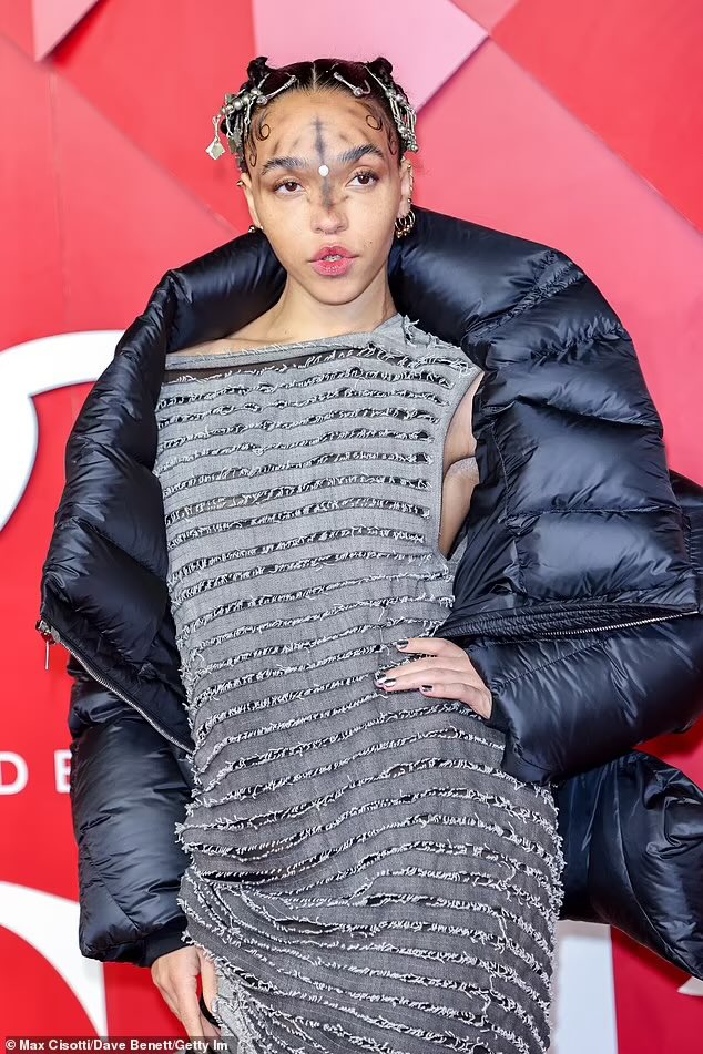 magdalenepop's tweet photo. FKA twigs at the #FashionAwards2024 https://t.co/T8wGDTMWOX