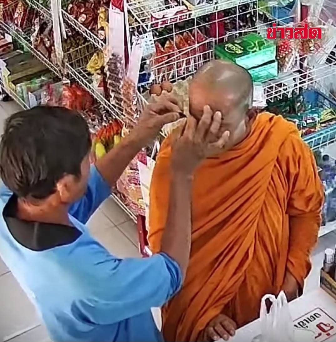 KhaosodEnglish's tweet image. Monk Gets Makeshift Eyebrows to Pass Face Scan at Khon Kaen Store 
Read more: khaosodenglish.com/life/socialmed…
#viralvideoシ #monk #eyebrows #khonkaen #thailand