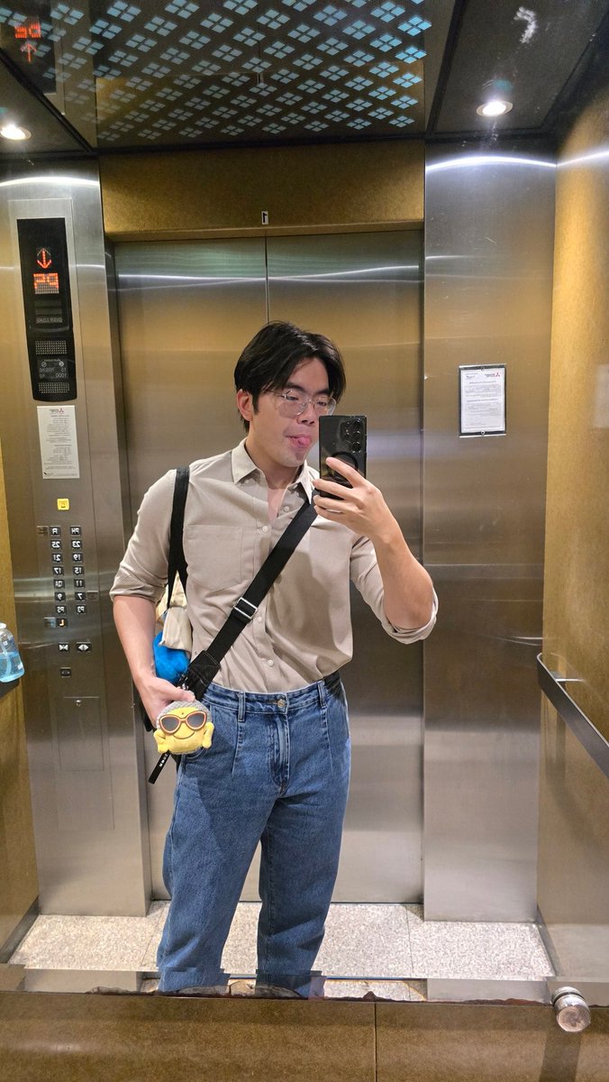 หลวงพี่ของฉันมีแว่นแล้ว เฮ่! 😎😎😎 หลังจากเป็นหลวงพี่ตาปี๋อยู่ตั้งนาน เปลี่ยนลุคบ้าง อิอิ 😌😂