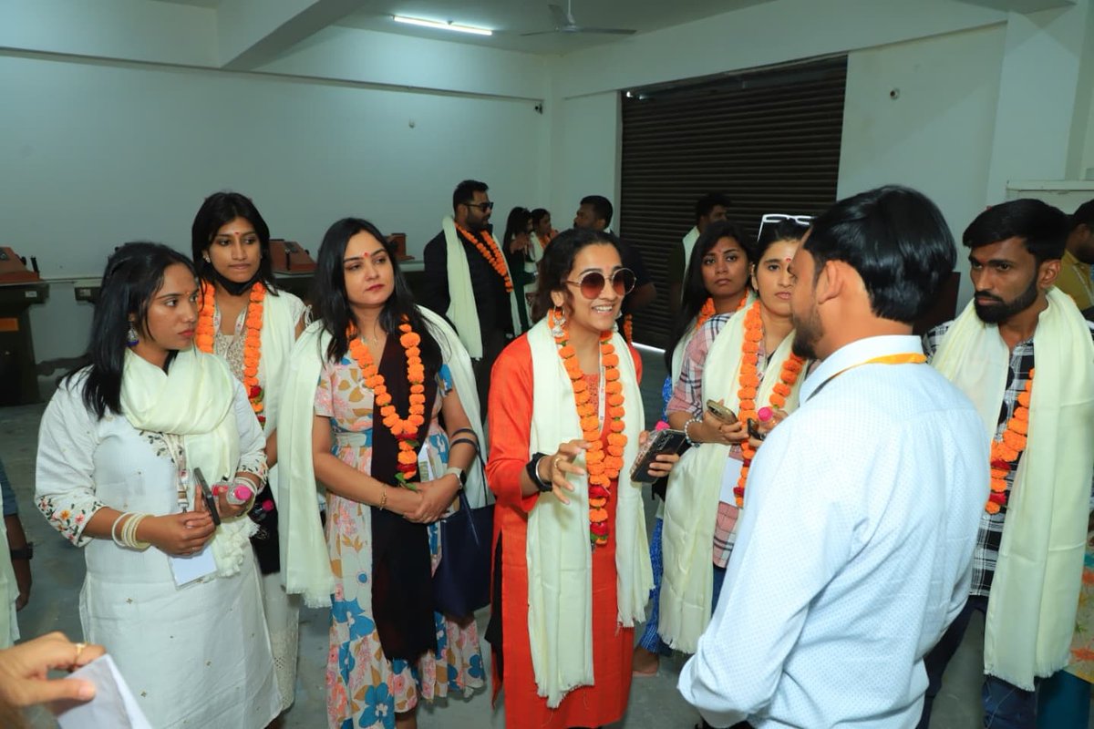 diaspora_india's tweet photo. Participants of #79KIP visited One District One Product Common Facilitation Centre in Agra. They were briefed on the #ODOP scheme of the UP Govt., legacy of footwear industry & leather goods manufacturing in Agra. They were also given a guided tour of the Facilitation Centre. https://t.co/kVKLaAYBJd