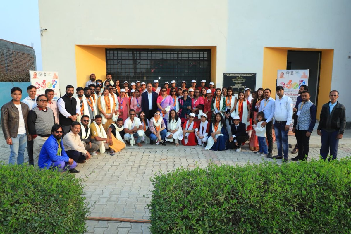 diaspora_india's tweet photo. Participants of #79KIP visited One District One Product Common Facilitation Centre in Agra. They were briefed on the #ODOP scheme of the UP Govt., legacy of footwear industry & leather goods manufacturing in Agra. They were also given a guided tour of the Facilitation Centre. https://t.co/kVKLaAYBJd