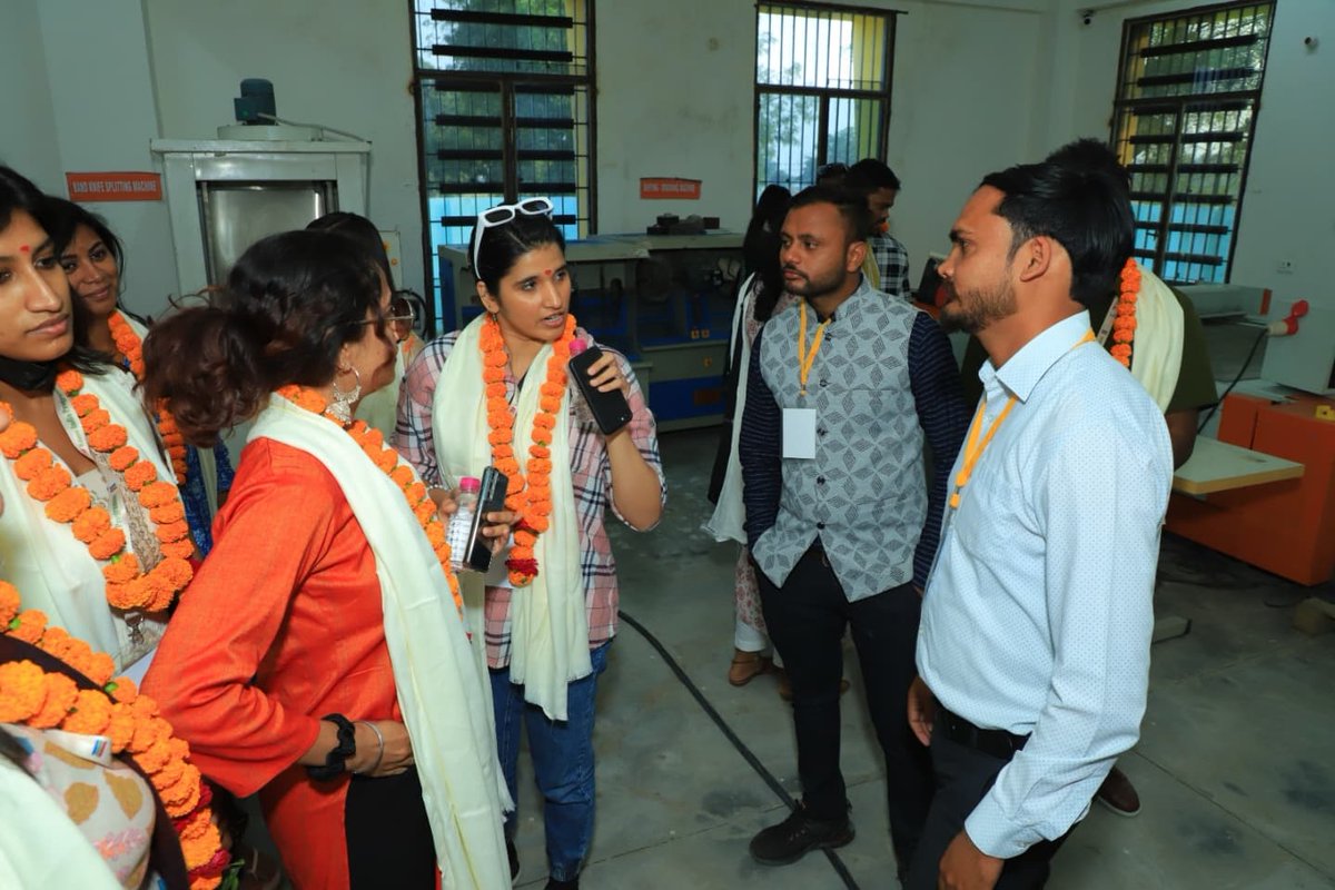 diaspora_india's tweet photo. Participants of #79KIP visited One District One Product Common Facilitation Centre in Agra. They were briefed on the #ODOP scheme of the UP Govt., legacy of footwear industry & leather goods manufacturing in Agra. They were also given a guided tour of the Facilitation Centre. https://t.co/kVKLaAYBJd