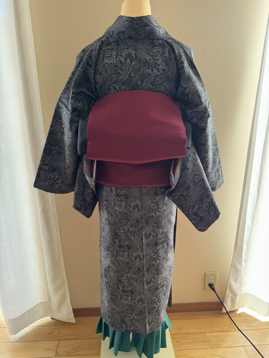 乱舞音曲祭の時に着ていった着物
豊前の着てたスーツをイメージしてコーディネート組めるなと思ってスカートと半衿作った
帯は前に作った大倶利伽羅のがタレの部分赤だったのでちょいどいいなと
柄も可愛いし☺️
めっちゃいい感じだ！と自己満爆発してましたw