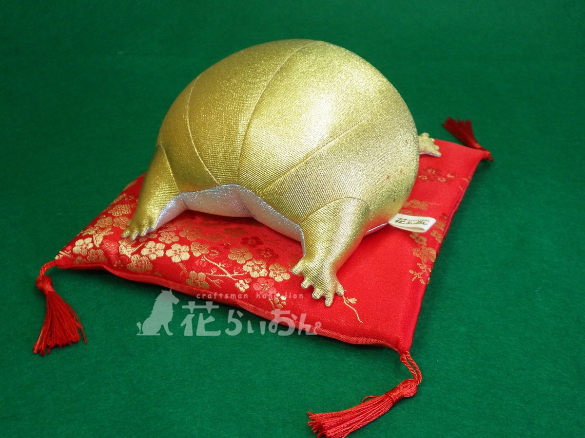 craft_hana_lion's tweet image. フォロワー5000人突破キャンペーン第一弾！！
きんきらアメフクラ様（※今回はおざぶ付き）を抽選で１名様にプレゼントします！🐸✨
応募方法はこのポストをいいね＆リポスト！
応募期間は本日より12/8(日)23：59までとなっております！
ご応募お待ちしております！！
※おざぶは市販品です...🙇