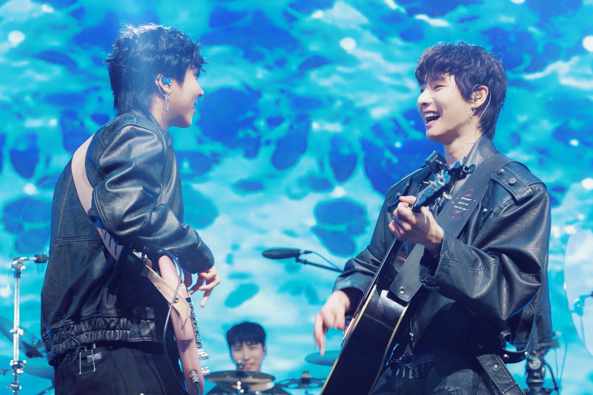 241201 ONEWE 4th Live Concert
'O! NEW E!volution IV’

원위가 좋아..🥹🌊✨✨

#용훈 #기욱 #하린