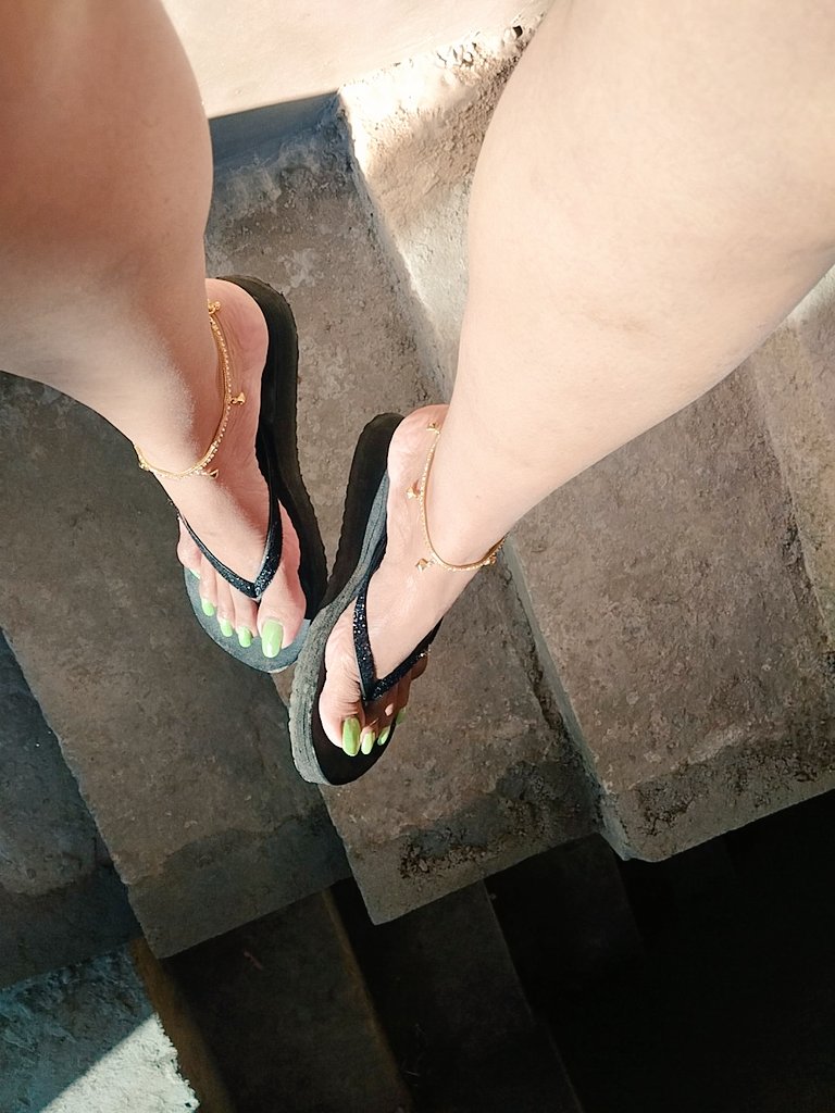 FeetQueenniya87's tweet photo. ❤️❤️❤️
should I wrap your neck?? https://t.co/gYKF5ogH1d